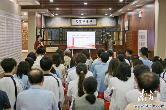 侨批文化读物《海丝心语》在汕首发